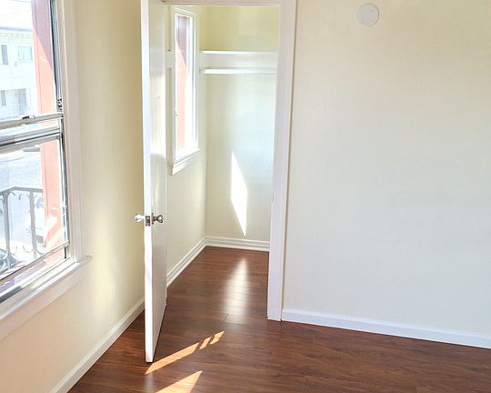 2nd image of 971 W 42nd Pl