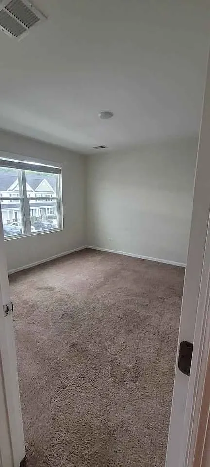 4 bed, $800 — Photo 1