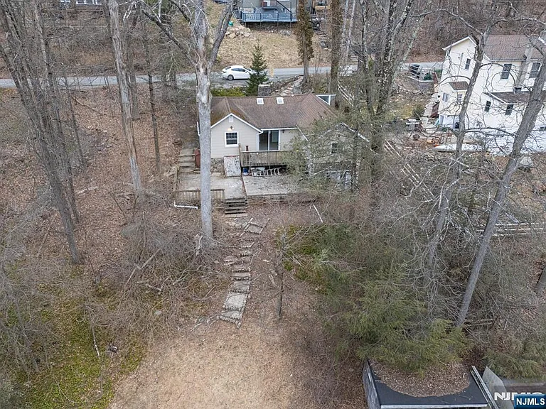 240 Acabonack Rd — Photo 12