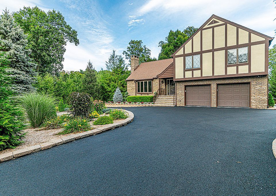 1st image of 6 Hastings Ln