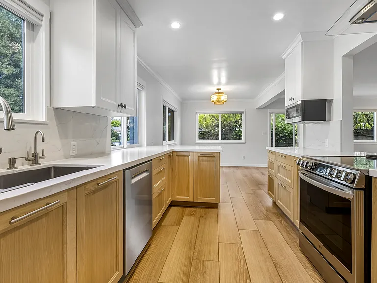 Kitchen/dining room with breakfast bar