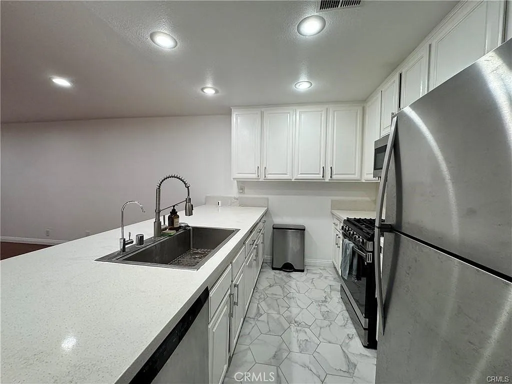 2 bed, 928 sqft, $2,800 — Photo 2