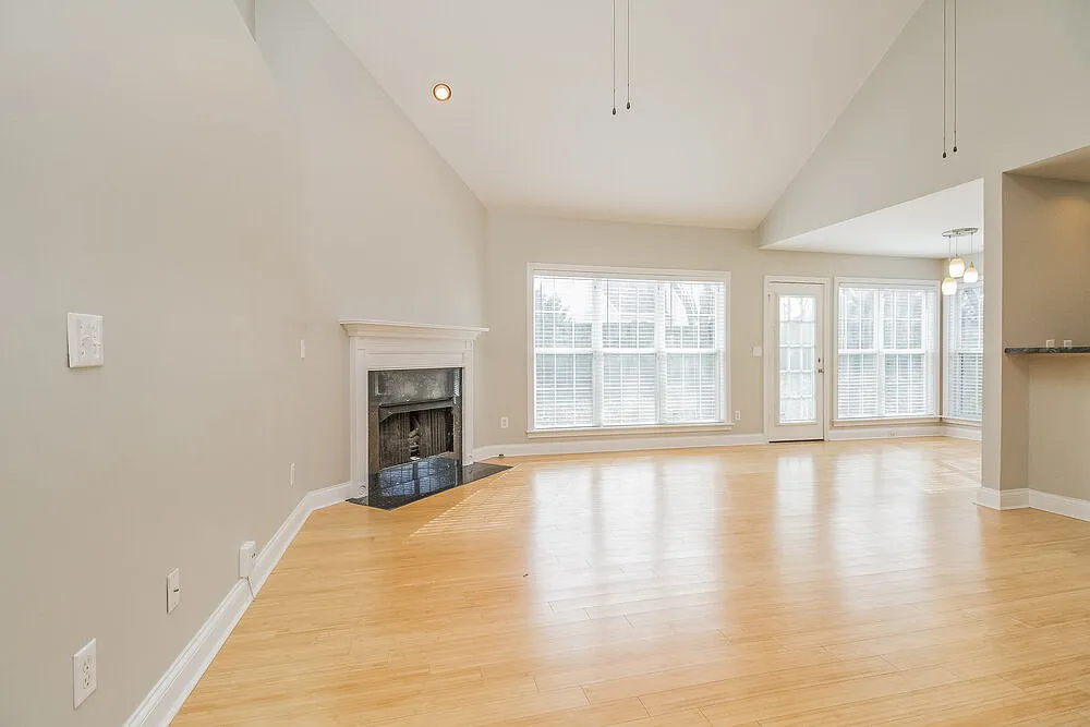 3 bed, 2.0 bath, 1702 sqft, $3,450 — Photo 2
