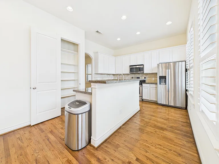 11025 Sherwood Grv — Photo 18