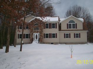 1516 Eagle View Dr, Stroudsburg, PA 18360