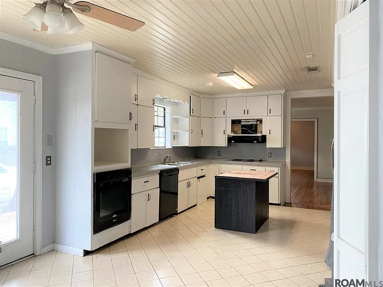 2266 Cloverdale Ave — Photo 8