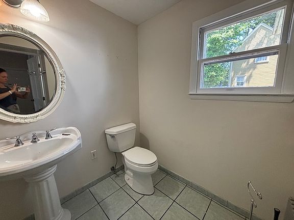 5th image of 135 W Oakland Ave