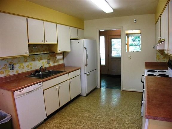 4th image of 2124 Runnymede Blvd