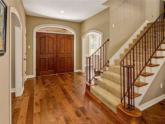 4th image of 9302 Lake Forest Ct S