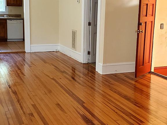 2nd image of 4-702 N Hamilton Cres #4