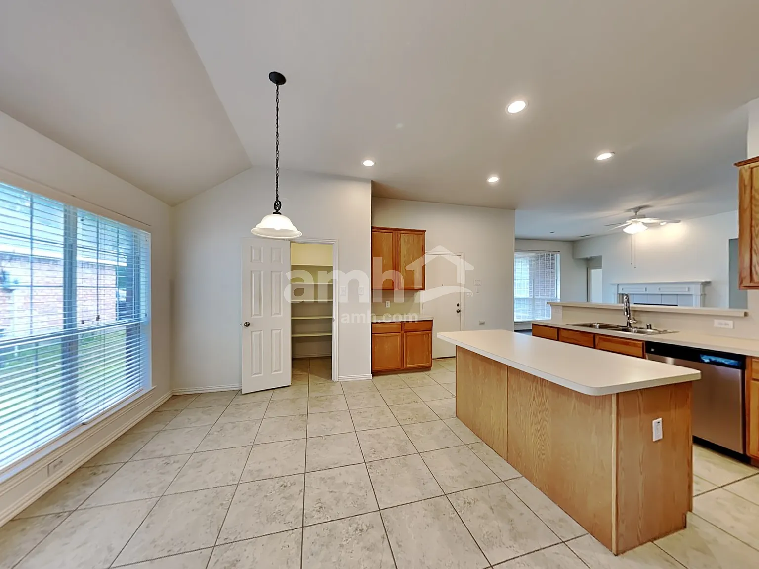4 bed, 2.0 bath, 2371 sqft, $2,685 — Photo 4