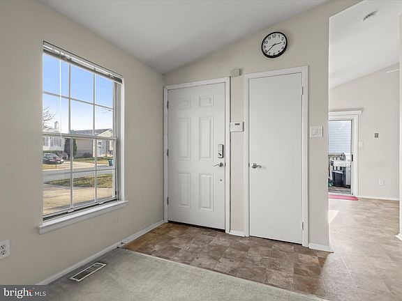 4th image of 362 Stratford Ave