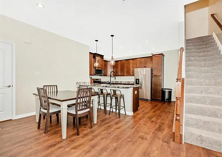 3 bed, 1711 sqft, $3,300 — Photo 4