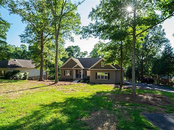 5th image of 225 Moreland Heights Dr