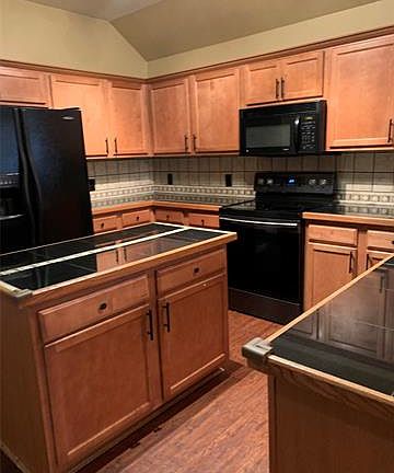 3rd image of 607 Creekside Dr