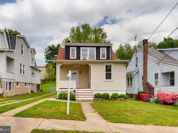 3rd image of 10 E Elm Ave