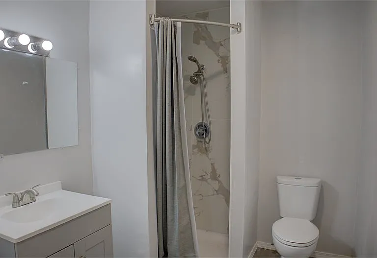 310 S 49th Ave W #R — Photo 4