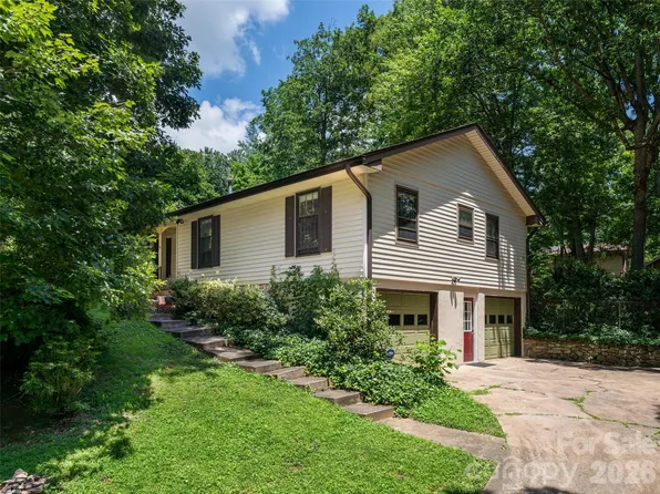 14 Forest Ridge Dr, Arden, NC 28704