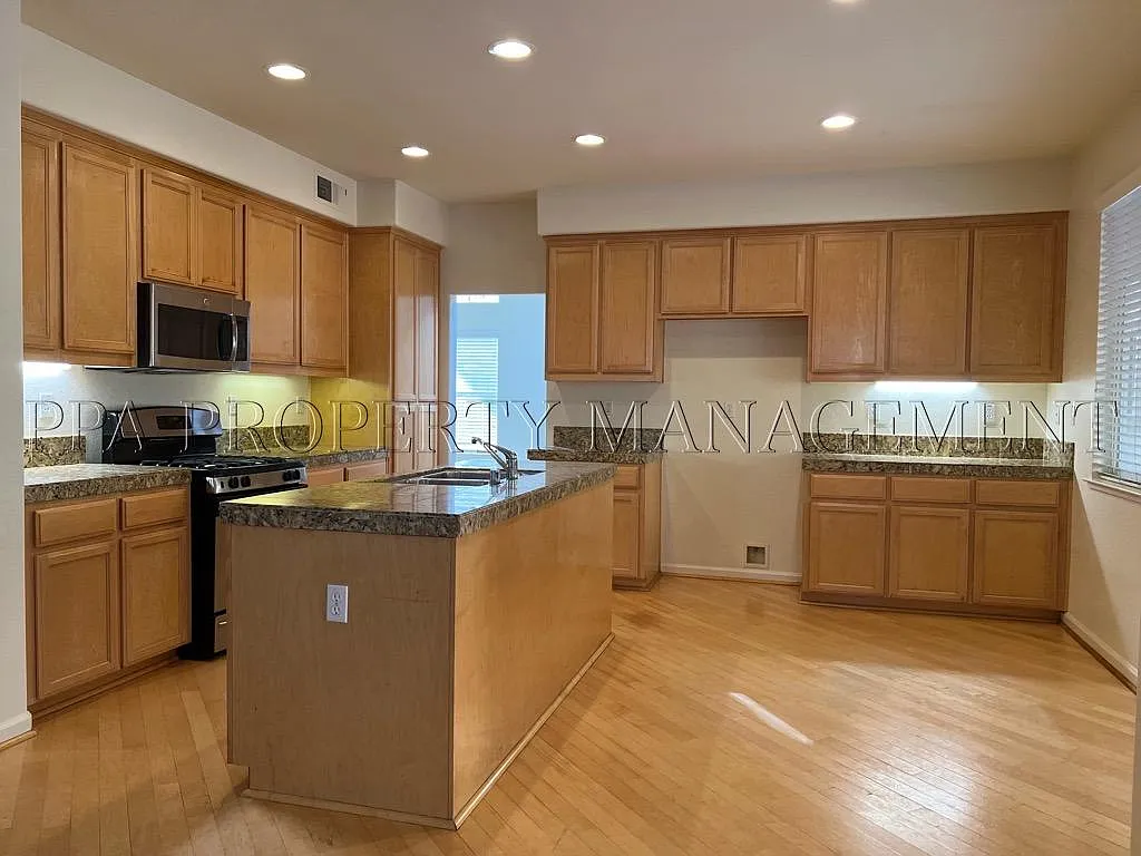 4 bed, 2316 sqft, $3,000 — Photo 4