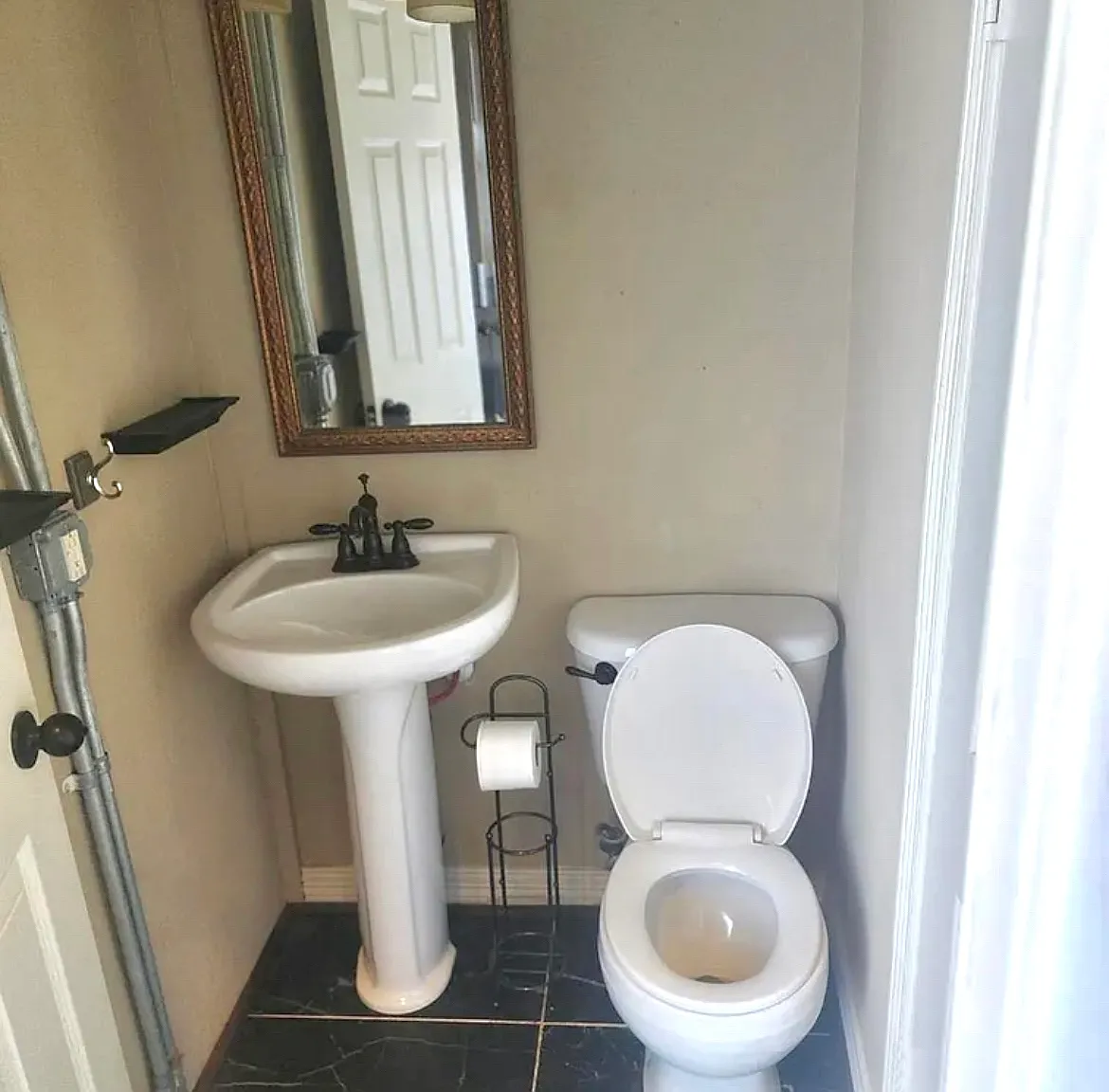 1 bed, 1.5 bath, 1250 sqft, $1,100 — Photo 2