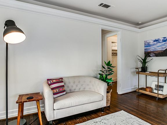 5th image of 600 N Montclair Ave #C