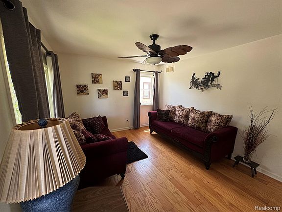 5th image of 27039 Alden St