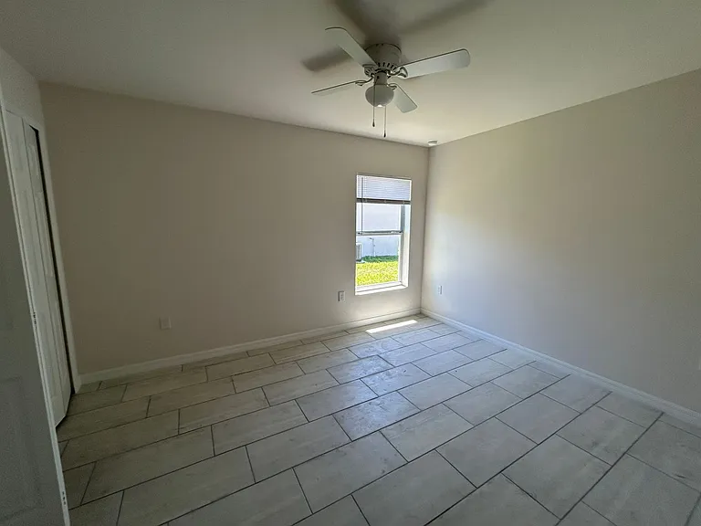 Coming Soon Newer 3/2 Duplex -1 car garage — Photo 13