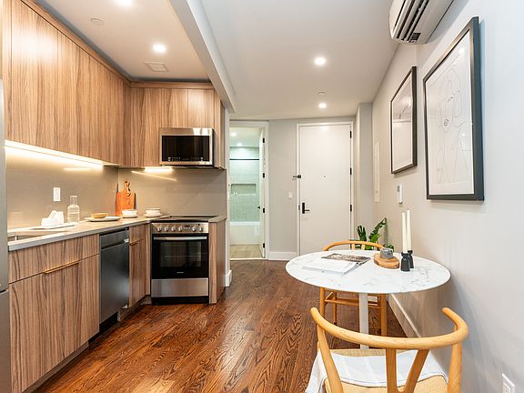 3rd image of 31-61 Vernon Blvd #5J