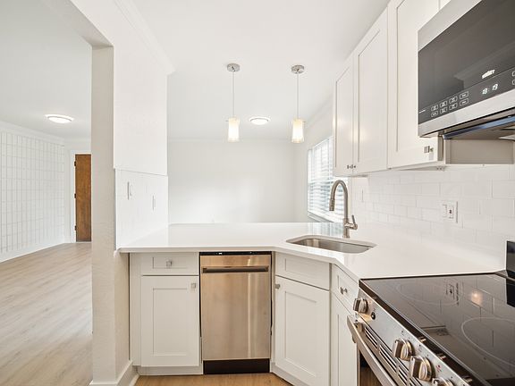 3rd image of 3001 W Horatio St