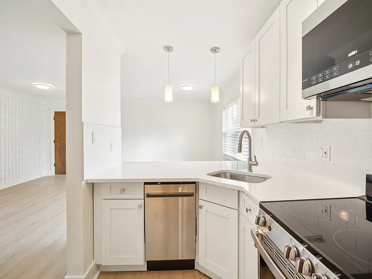 3001 W Horatio St — Photo 3