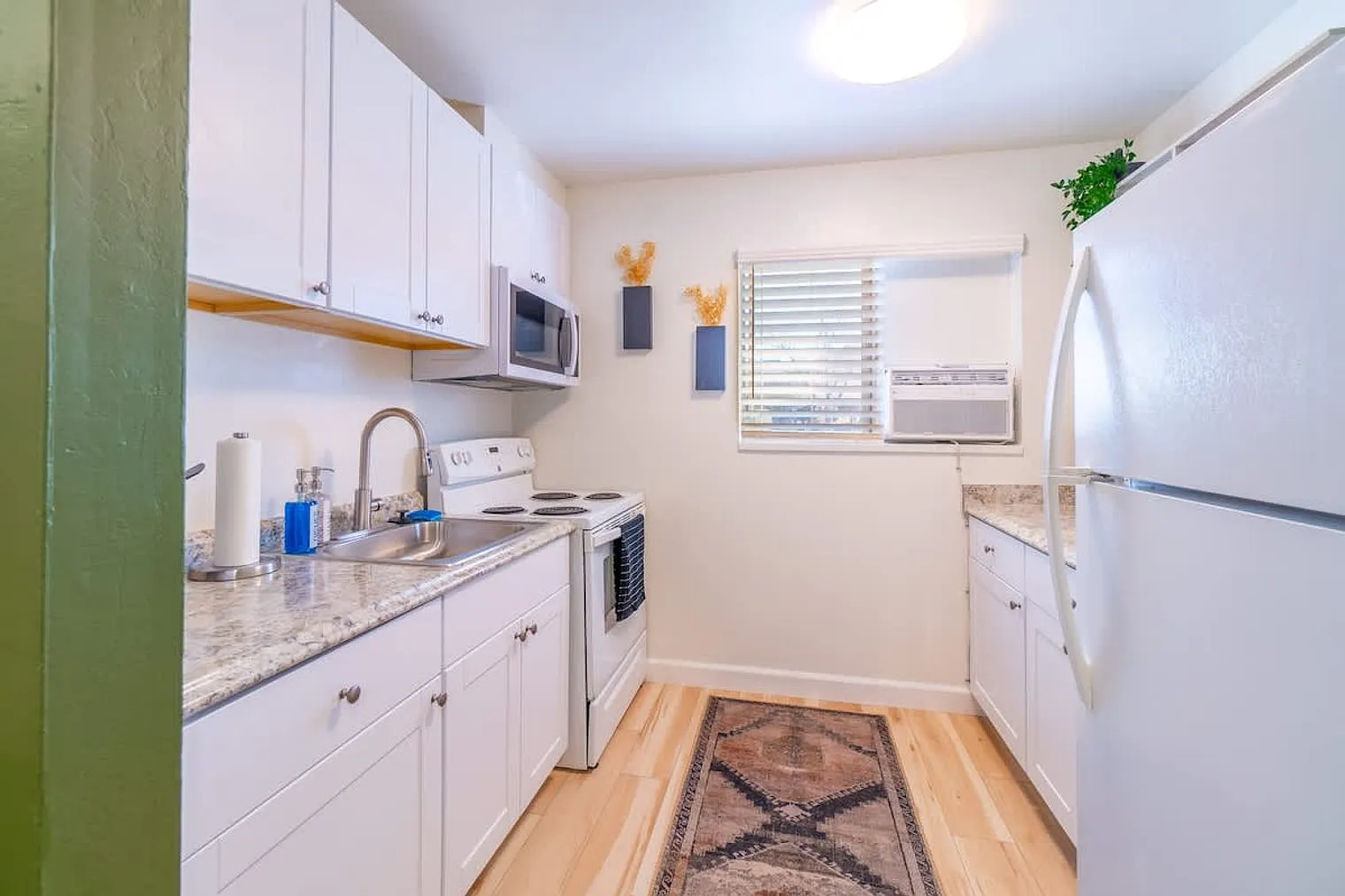 1 bed, 1.0 bath, 796 sqft, $4,144 — Photo 3