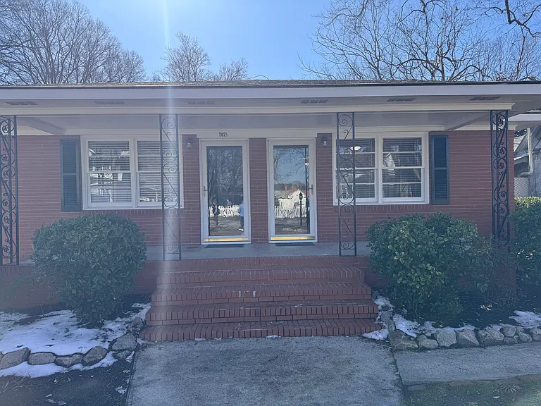 202 E Sycamore St #1/2 — Photo 8