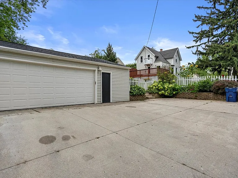 829 W Lincoln Ave — Photo 22