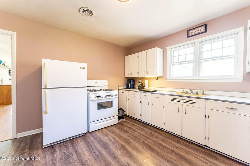 3rd image of 3248 Tibbits Avenue