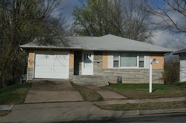 1st image of 921 Vincent Ave N