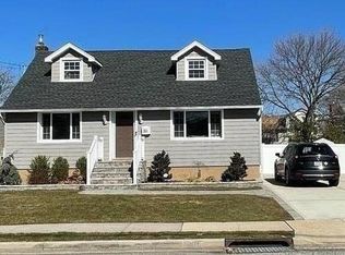 109 Bellevue Ave, Oceanside, NY 11572