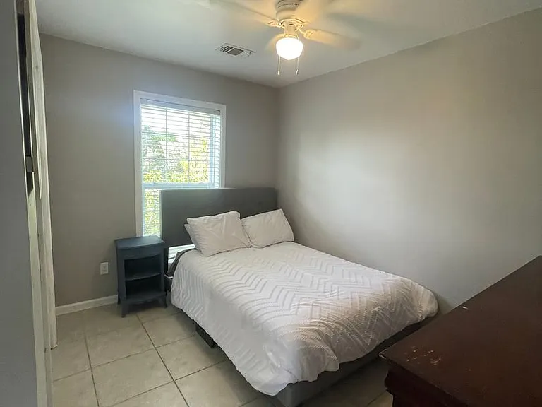 H16 Miriam St — Photo 40