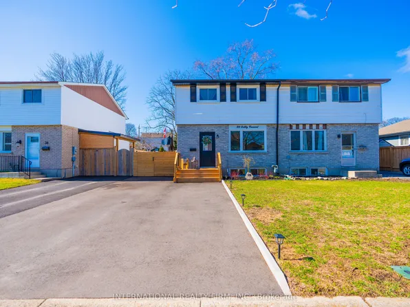 28 Debby Cres, Brantford, ON N3R 7A4