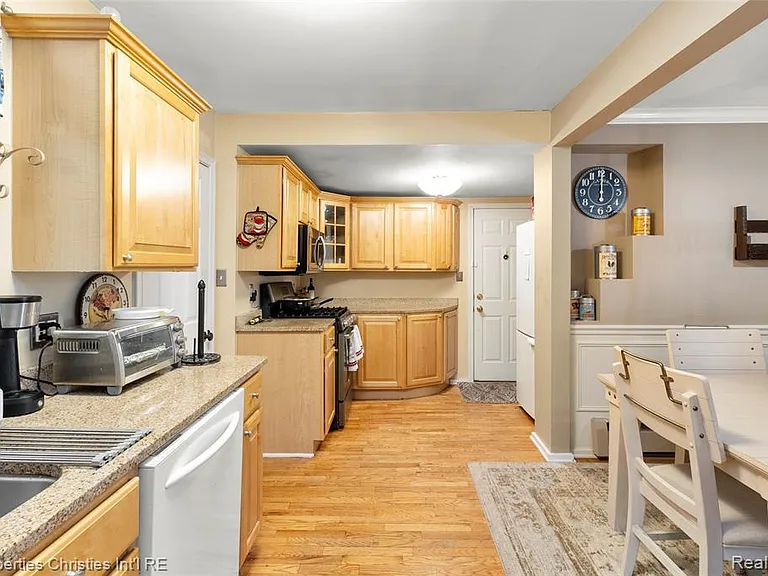 16219 Elizabeth St — Photo 9