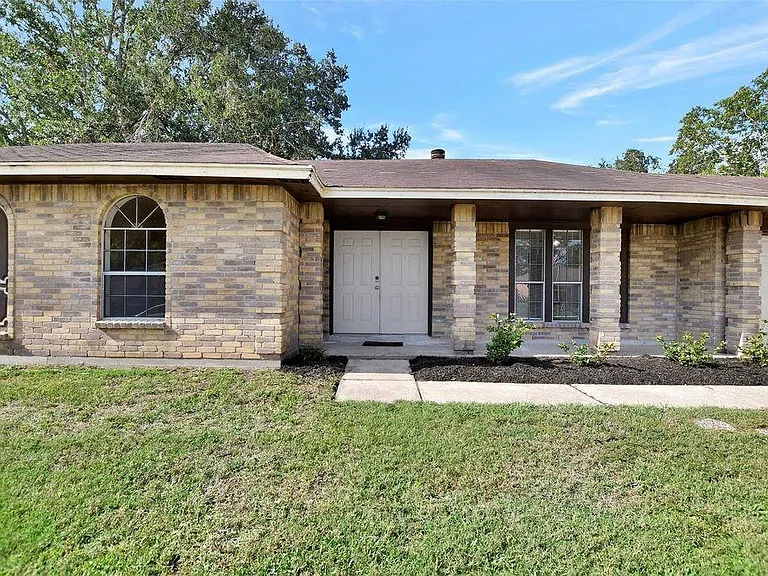 1311 Oak Hollow Dr — Photo 3