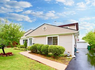 726 S Dennis Rd, Wheeling, IL 60090