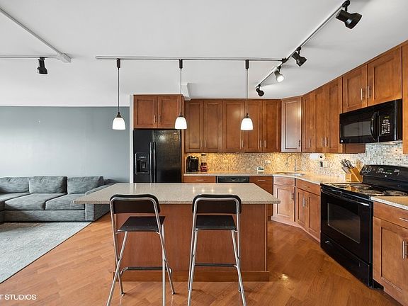 4th image of 3930 N Pine Grove Ave APT 2804