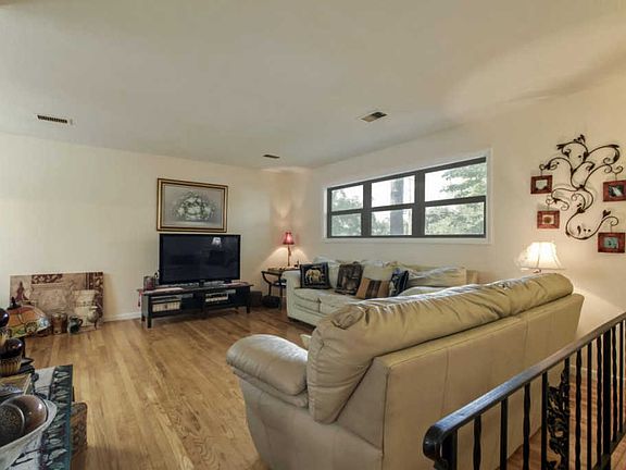 4th image of 2213 Round Tree Dr