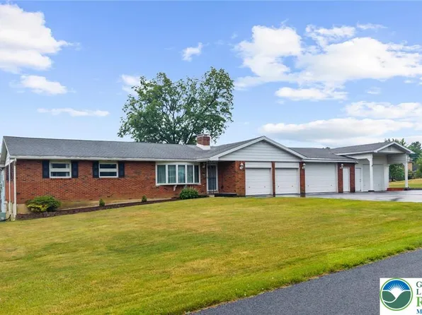 5824 Holiday Dr, Allentown, PA 18104