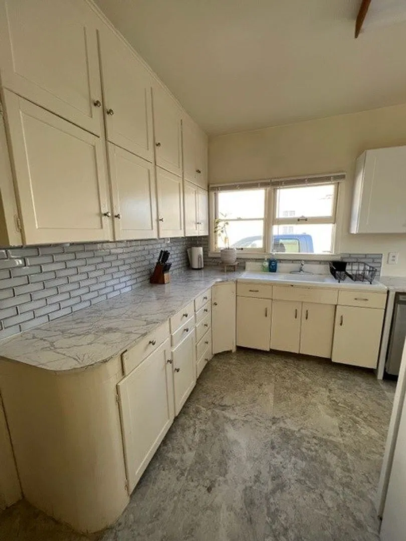 Charming Single Family Home — Photo 3