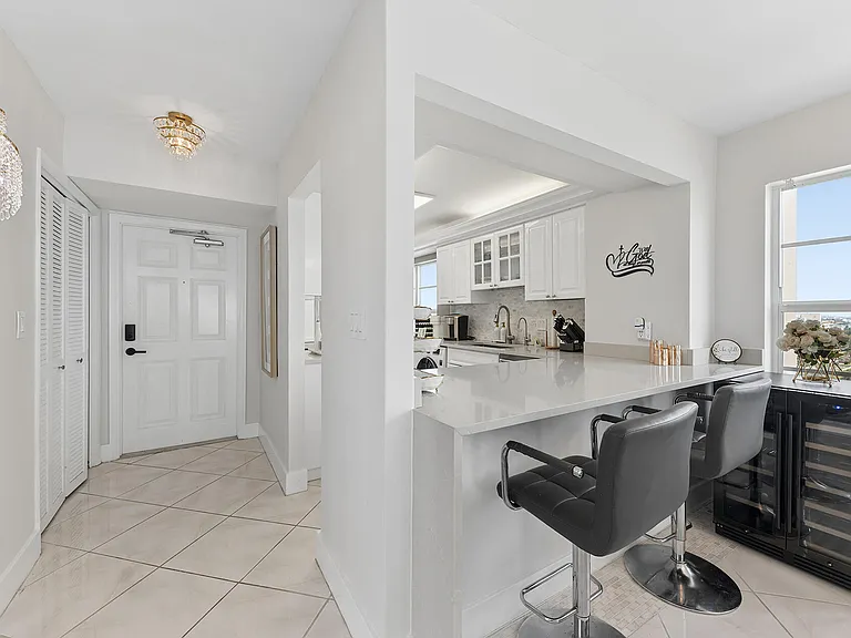 1021 Hillsboro Mile Bch #1008 — Photo 1