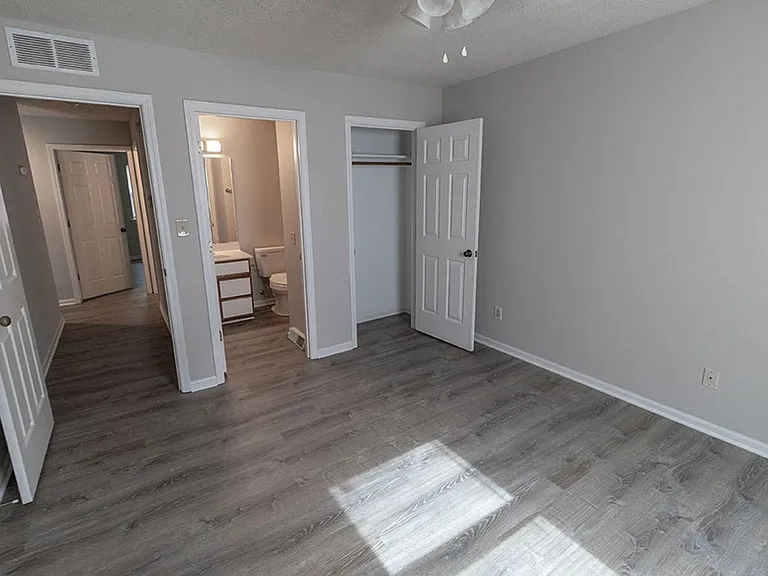 1913-1915 Greenleaves Ct — Photo 15