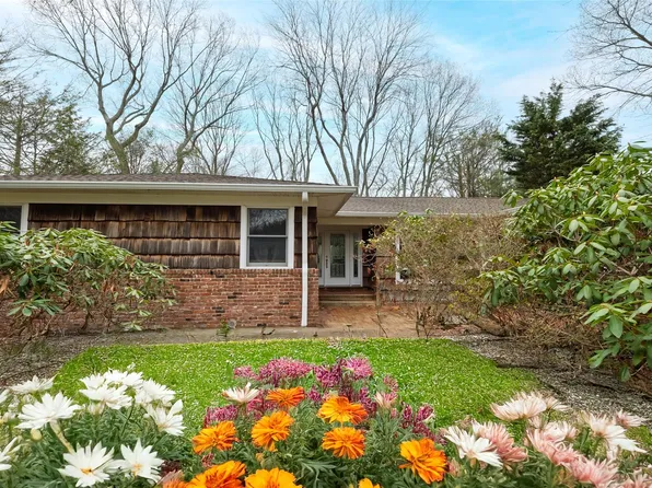 22 Damin Circle, Saint James, NY 11780