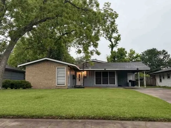 206 Carnation St, Lake Jackson, TX 77566