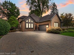 6 Pembroke Ct, Dearborn, MI 48126